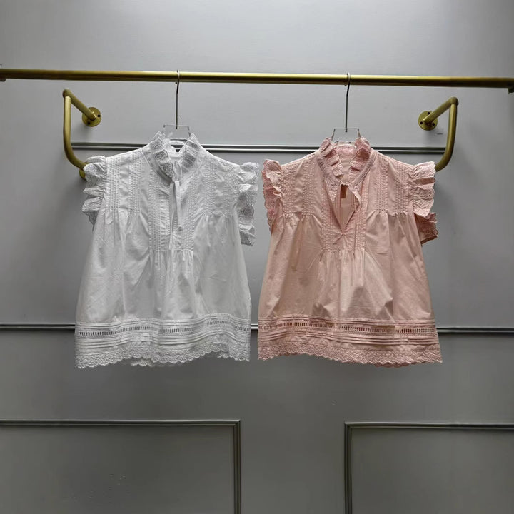Damebluse med sarte flæse detaljer og feminin hulbroderi Stilla