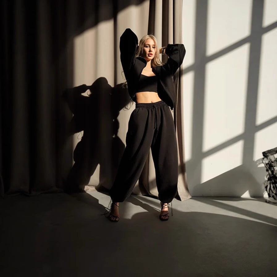 Kvindernes sporty cropped hoodie med innovativ finish Skovae