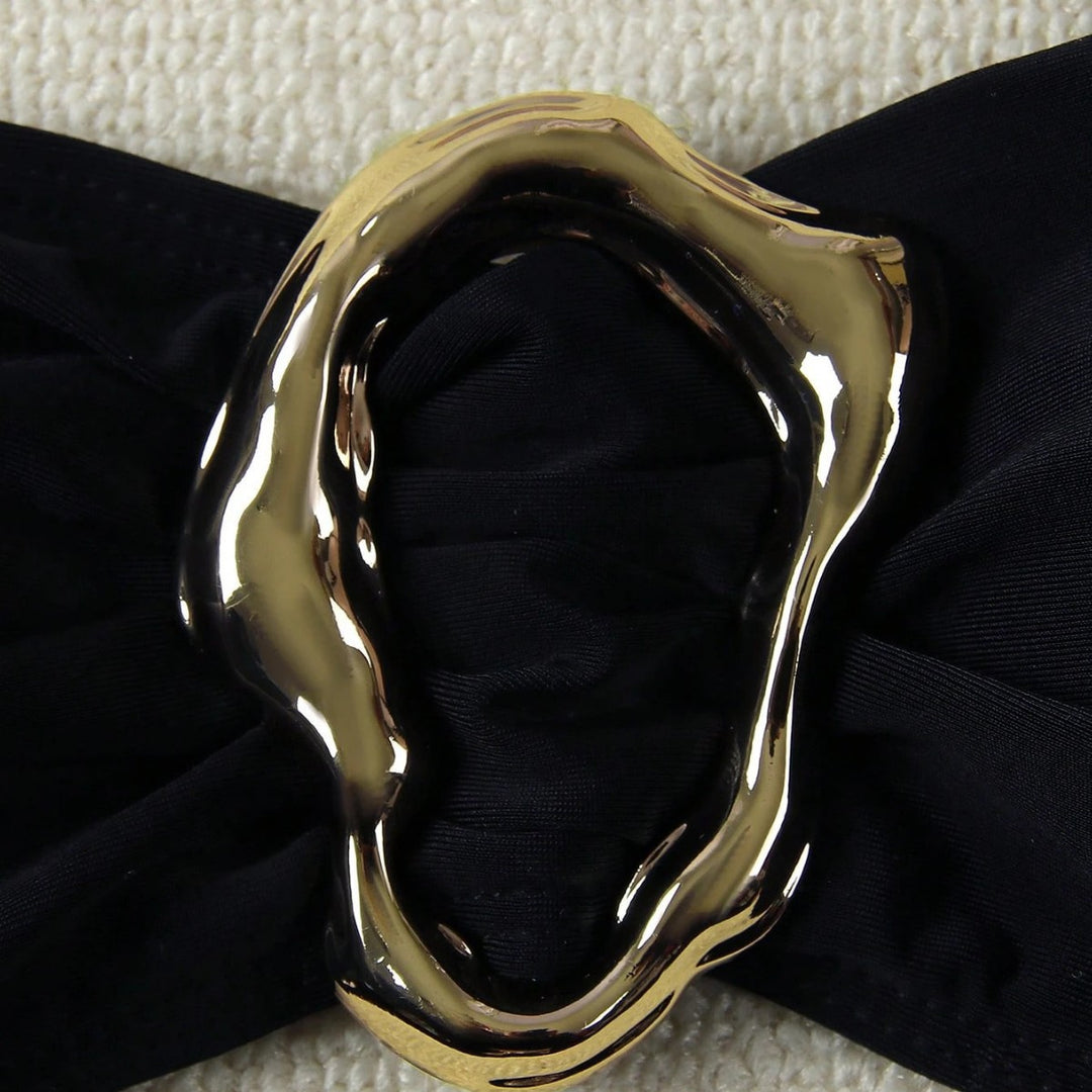 Dame bikini med moderne knude design og elegant guldaccent Skovae