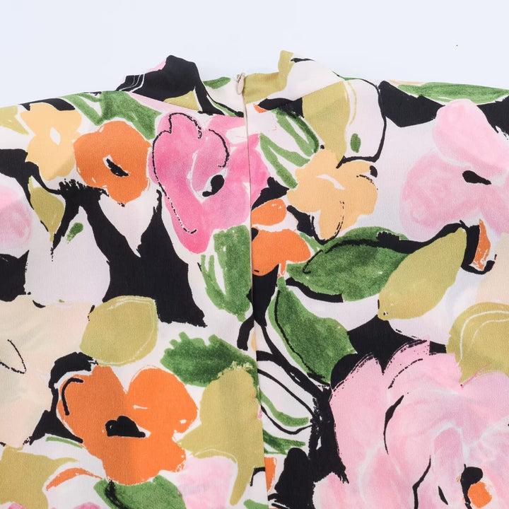 Damebluse med blomstermotiv og elegant knytning Skovae