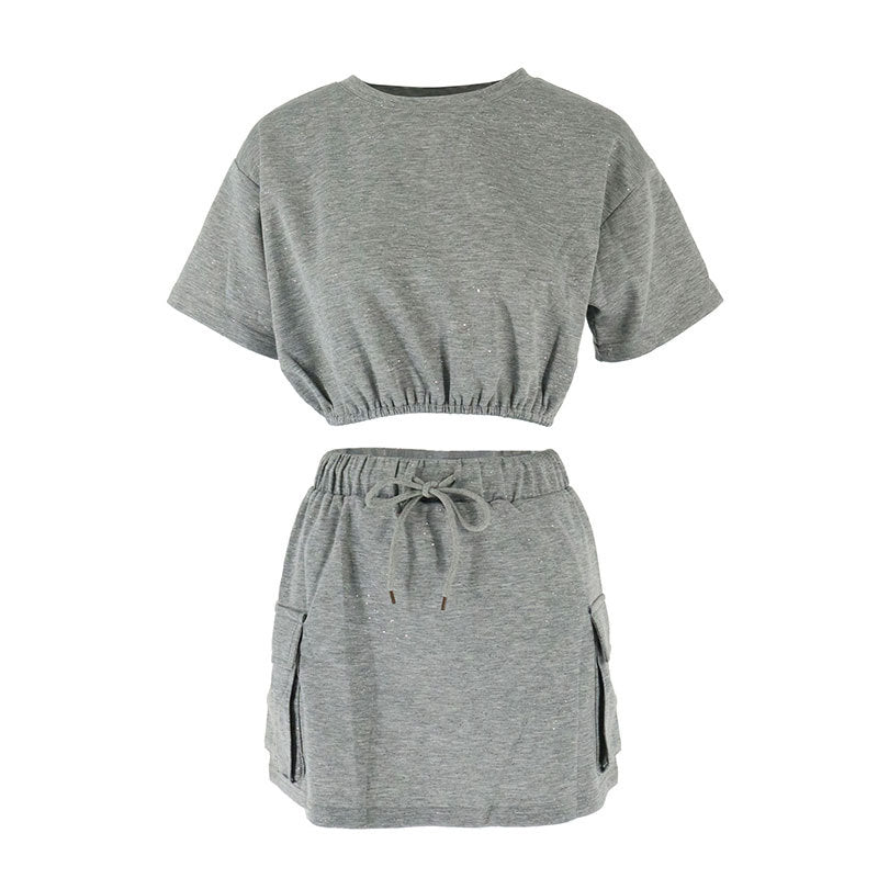 Dame afslappet fritidssæt med cropped T-shirt og nederdel Skovae