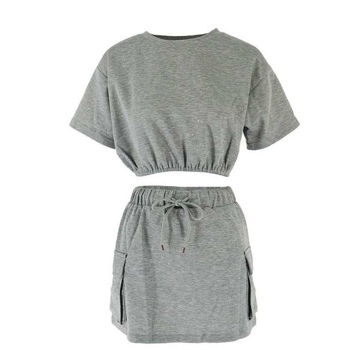 Dame afslappet fritidssæt med cropped T-shirt og nederdel Skovae