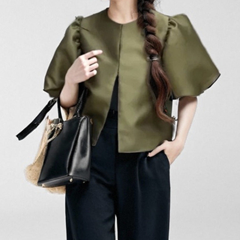 Damebluse med voluminøse puffærmer og moderne design Skovae