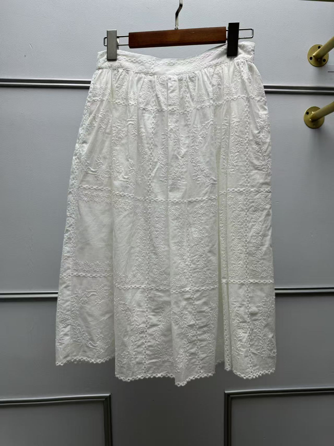 Dame Midirok med kunstneriske broderier og delikate flæsedetaljer Stilla