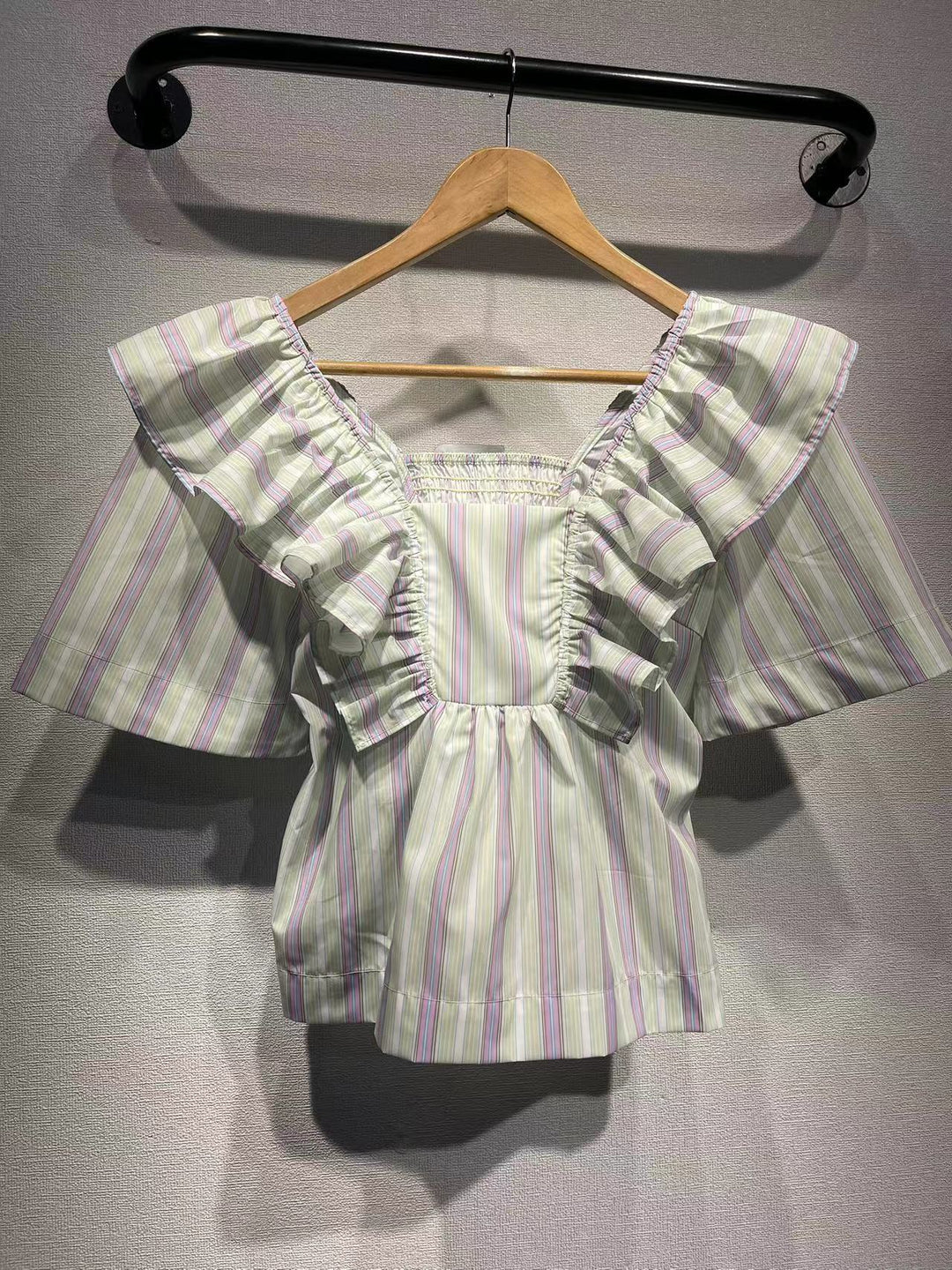 Damebluse med voluminøse flæser og elegant stribet design Stilla