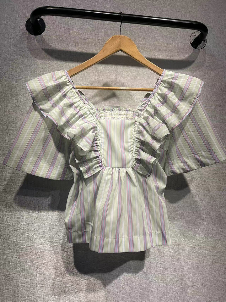 Damebluse med voluminøse flæser og elegant stribet design Stilla