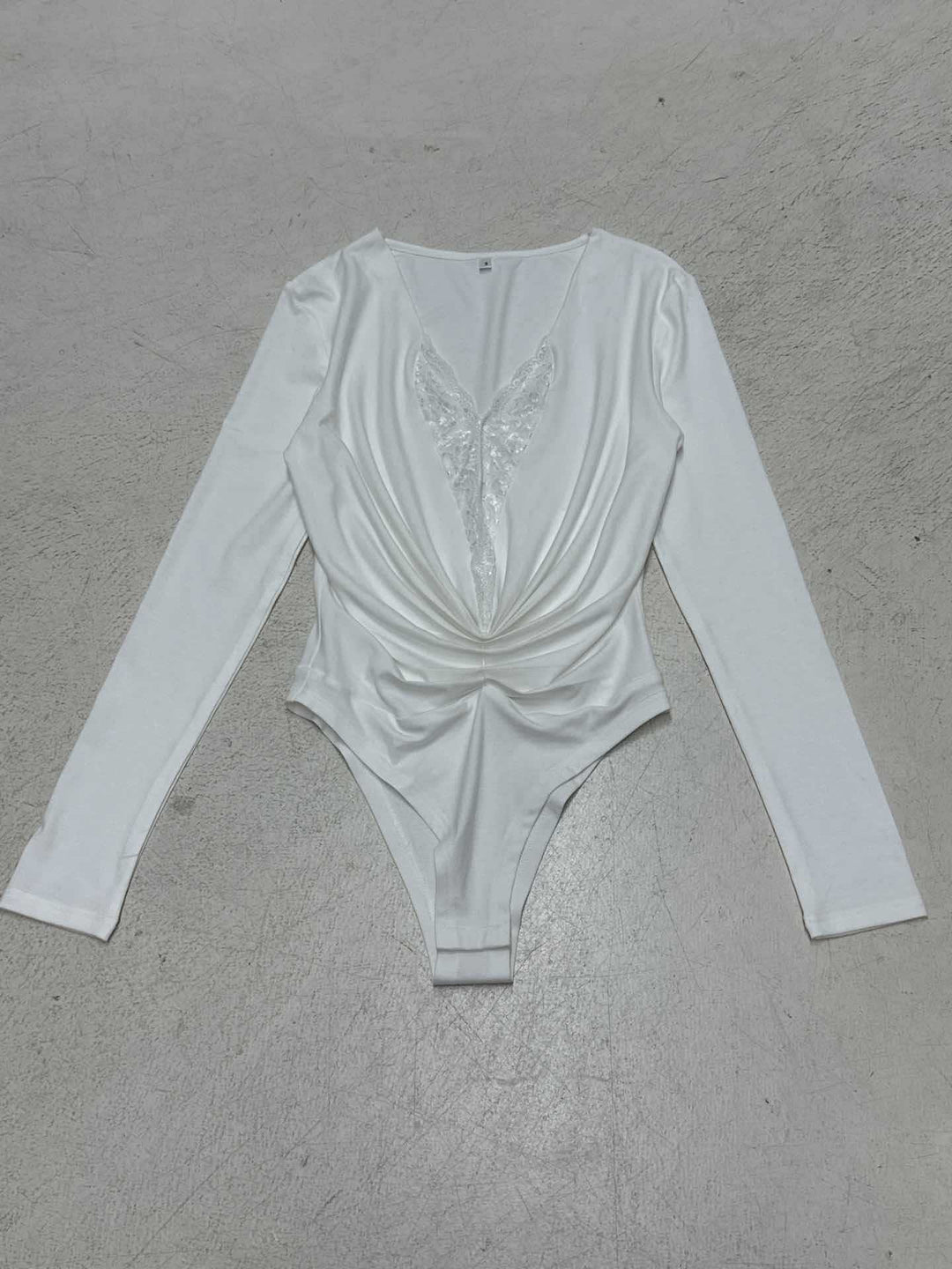 Damen Bodysuit mit tiefem V-Ausschnitt und elegantem Raffungselement Skovae