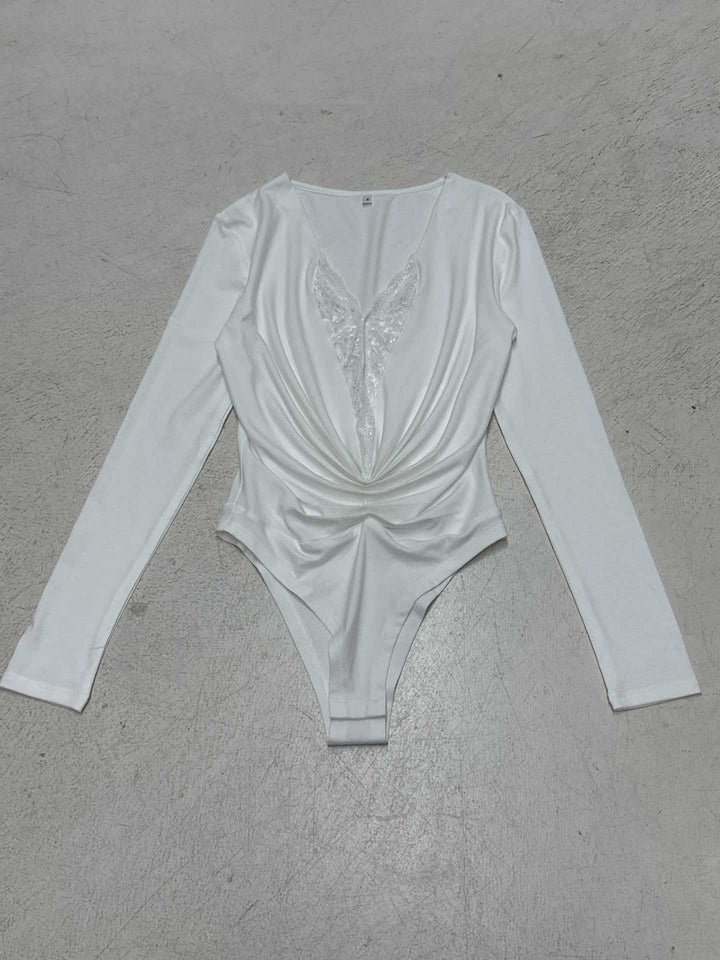 Damen Bodysuit mit tiefem V-Ausschnitt und elegantem Raffungselement Skovae