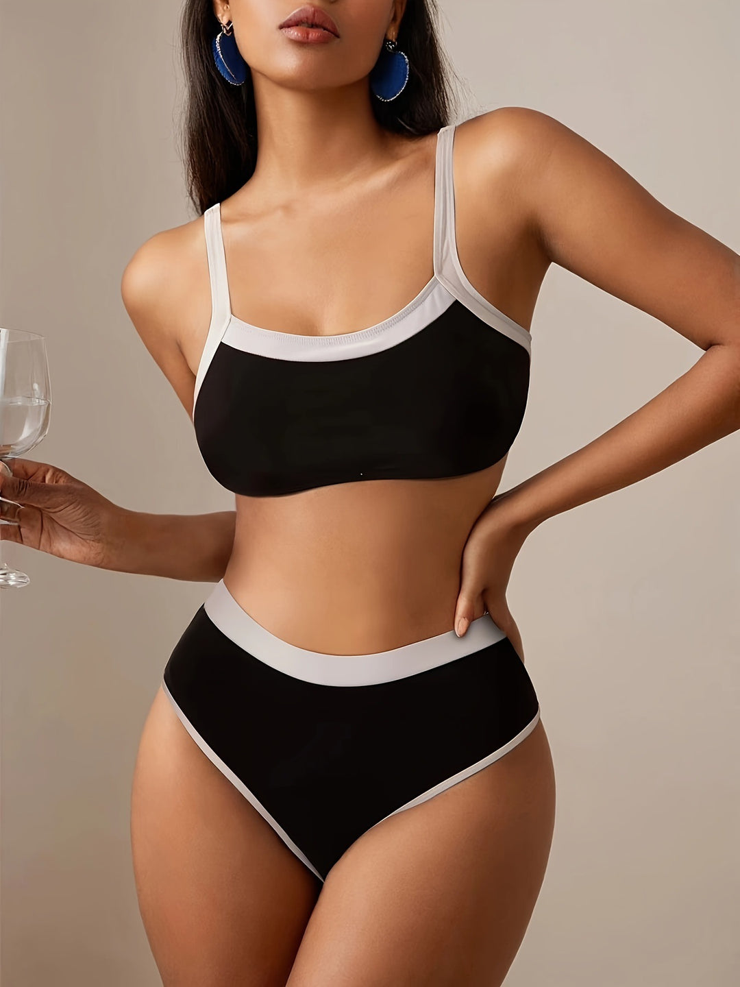 Dame højtaljet bikini-sæt med sporty design og justerbare stropper Stilla