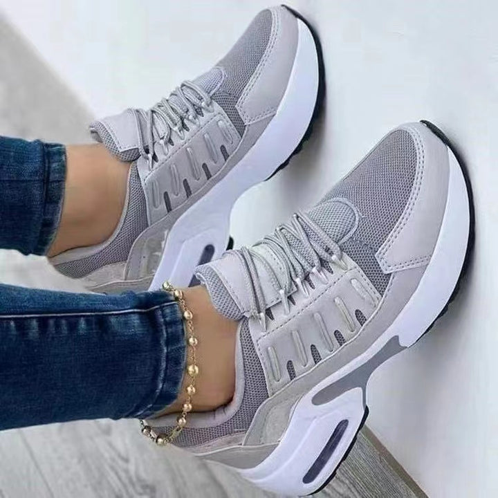 Dame Sporty Sneakers med luftig mesh-overflade og farvede accenter Stilla