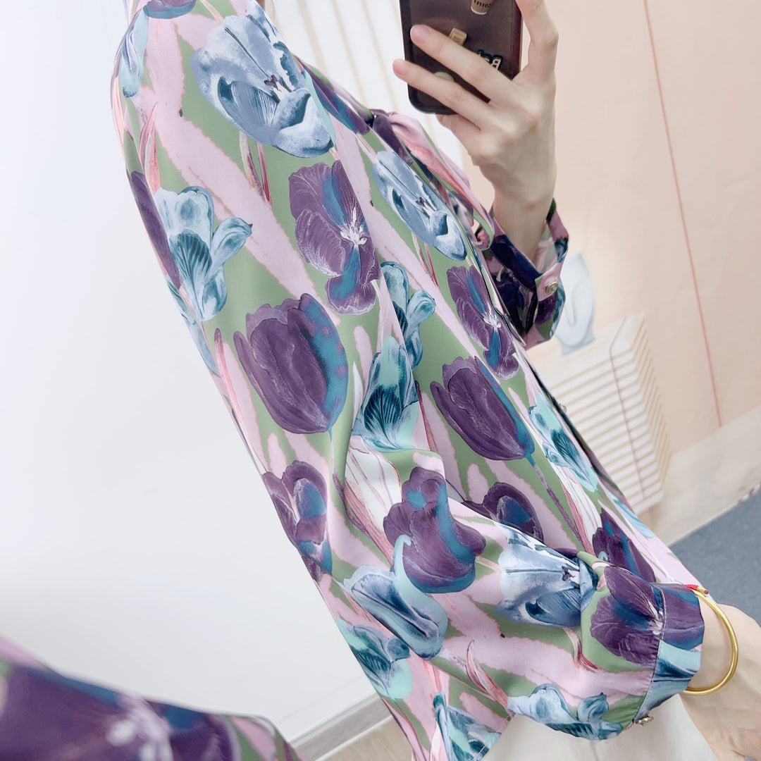 Damebluse med dekorativ slipskrave og blomsterdesign Stilla