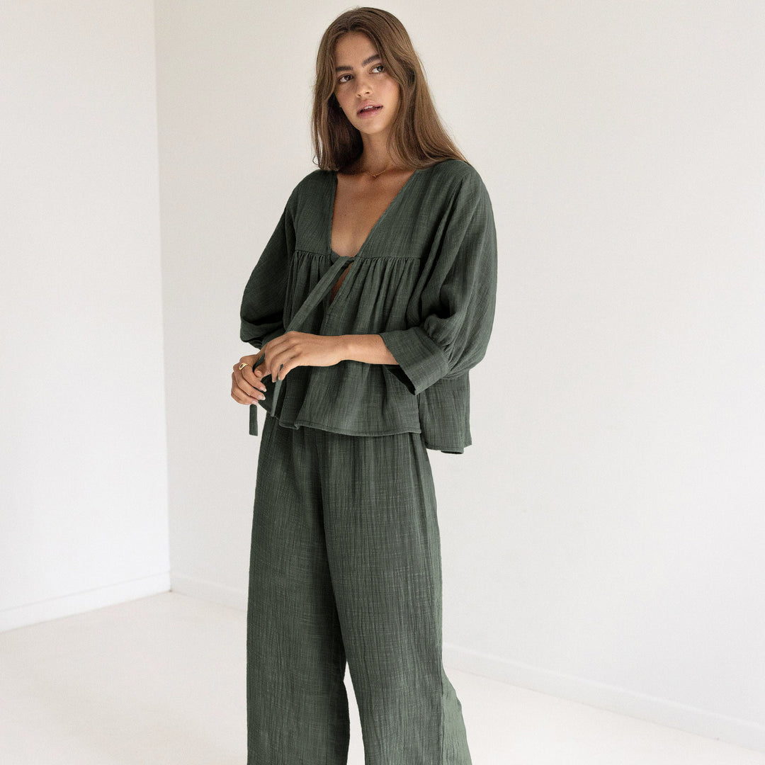 Dame let sommerloungewear med voluminøse ærmer og taljerbart design Stilla