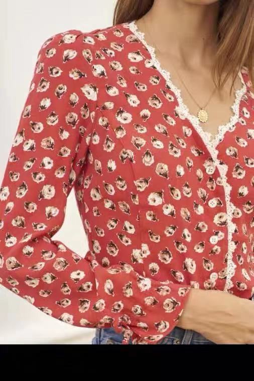 Dame romantisk bluse med blomsterdesign og rynke detaljer Stilla