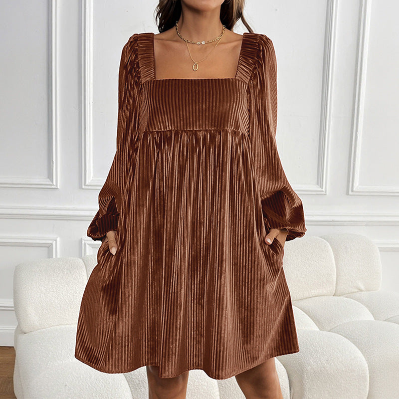 Kvinders oversized kjole med elegant ruffle detalje og luksuriøst snor stof Stilla