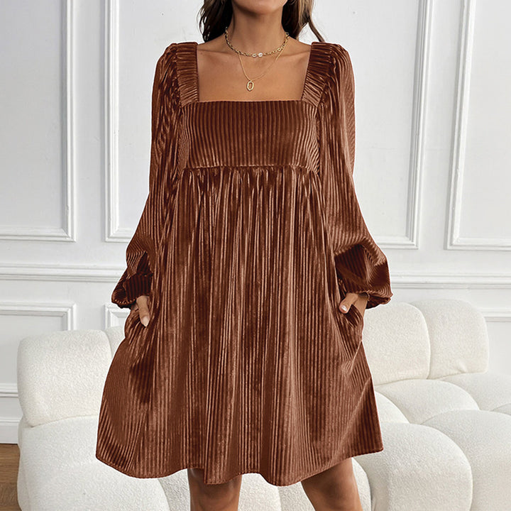 Kvinders oversized kjole med elegant ruffle detalje og luksuriøst snor stof Stilla