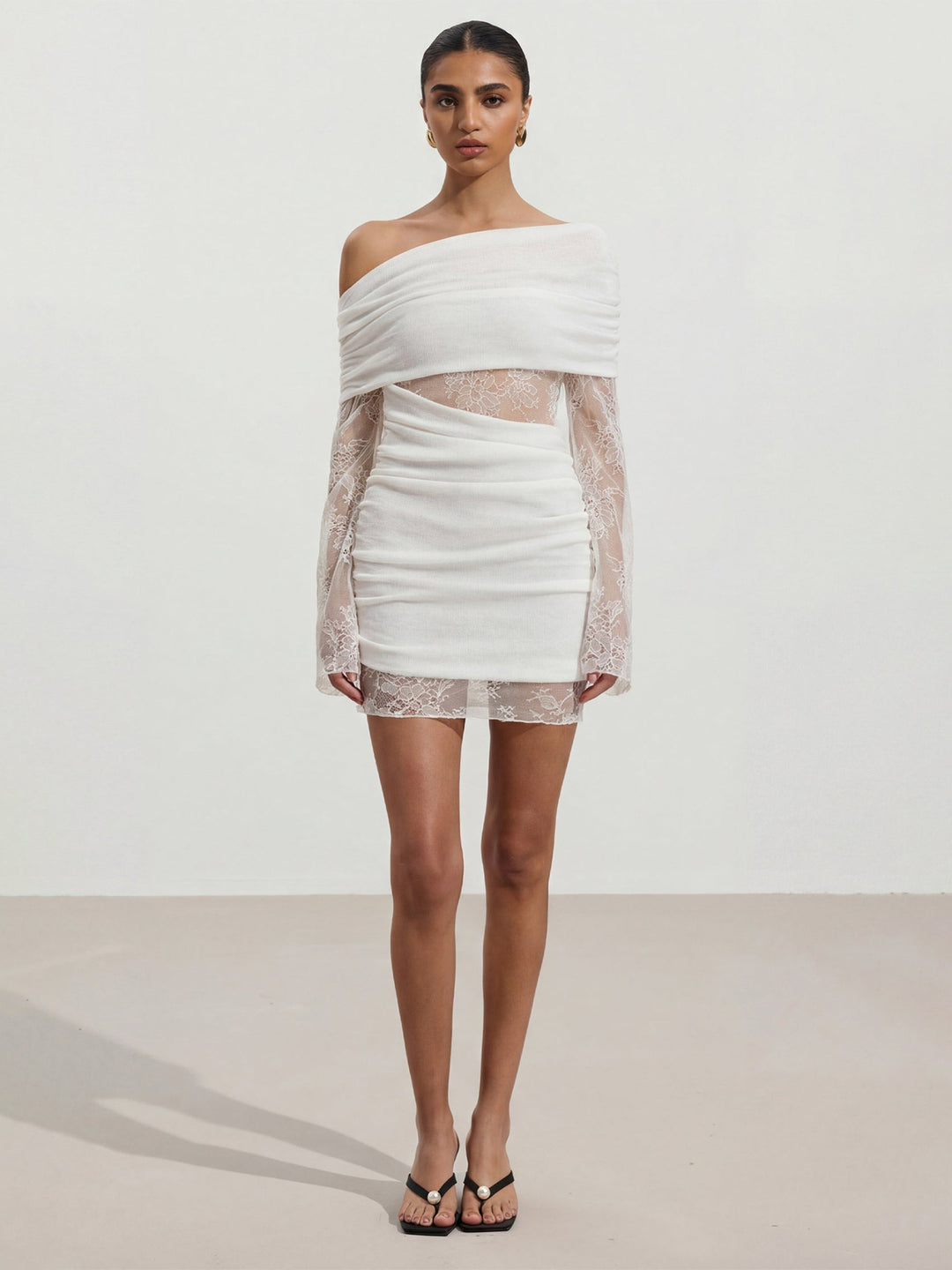 Kvindelige elegante mini kjoler i lace chiffon med raffinerede blonde ærmer og design med bar skuldre Skovae