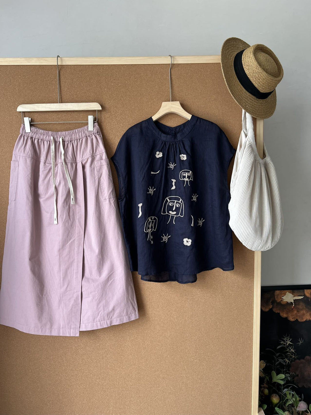 Femme Kunstnerisk Broderet Bluse med Flydende Snit Stilla