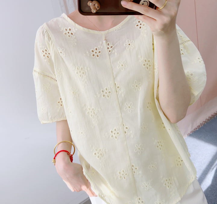 Damebluse med blomsterbroderi og luftige ærmer Stilla