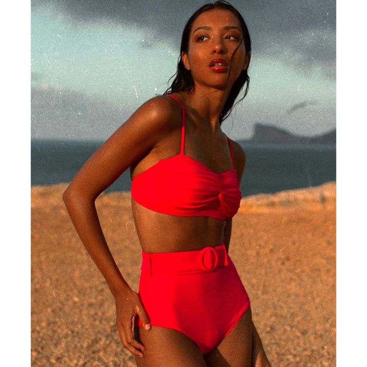 Dame bikini-set med elegant højt skåret buks og dekorativ knude-top Stilla