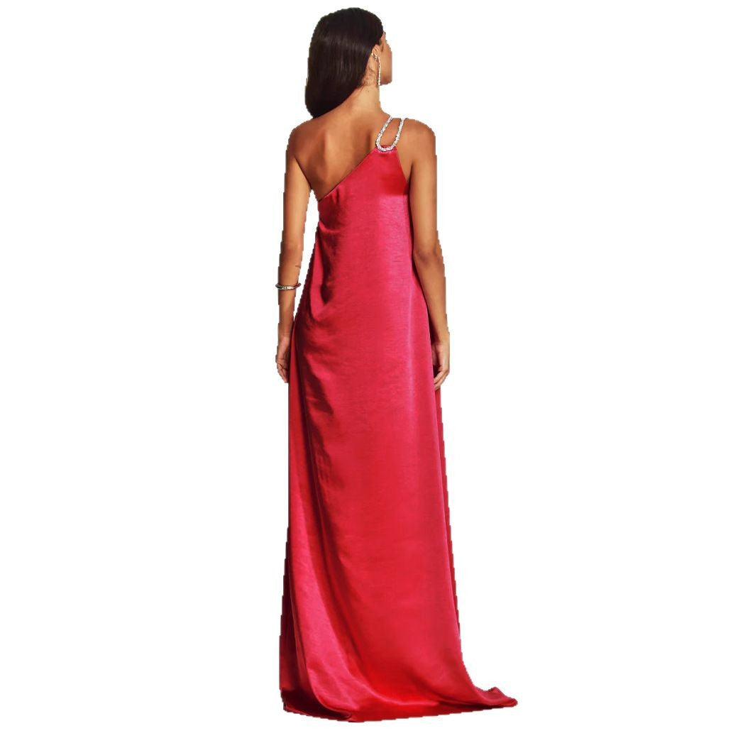 Dame Elegant off-shoulder aftenkjole med flydende stof og glitrende broche Stiila