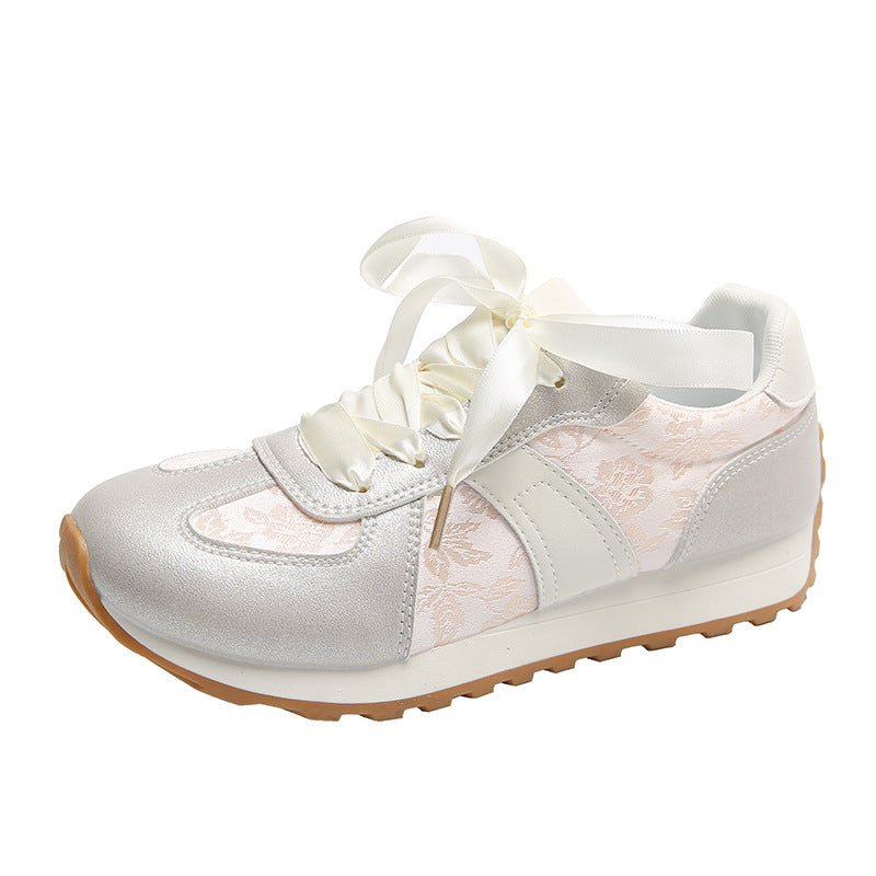 Dame Stilfulde Sneakers med glitrende overmateriale og fashionable satin snørebånd Stilla