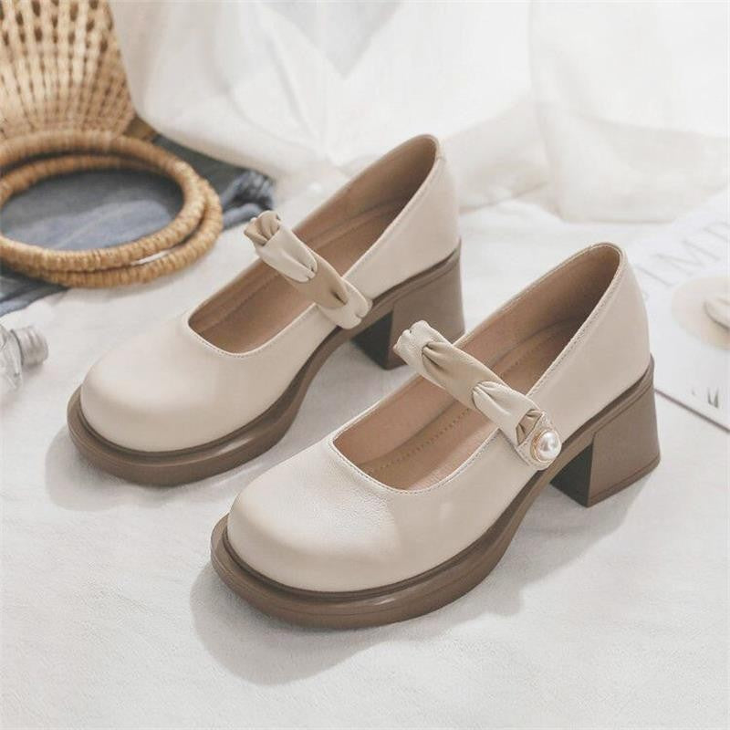 Dame elegante Mary Jane Pumps med modig rem og smart perle-detail Stilla