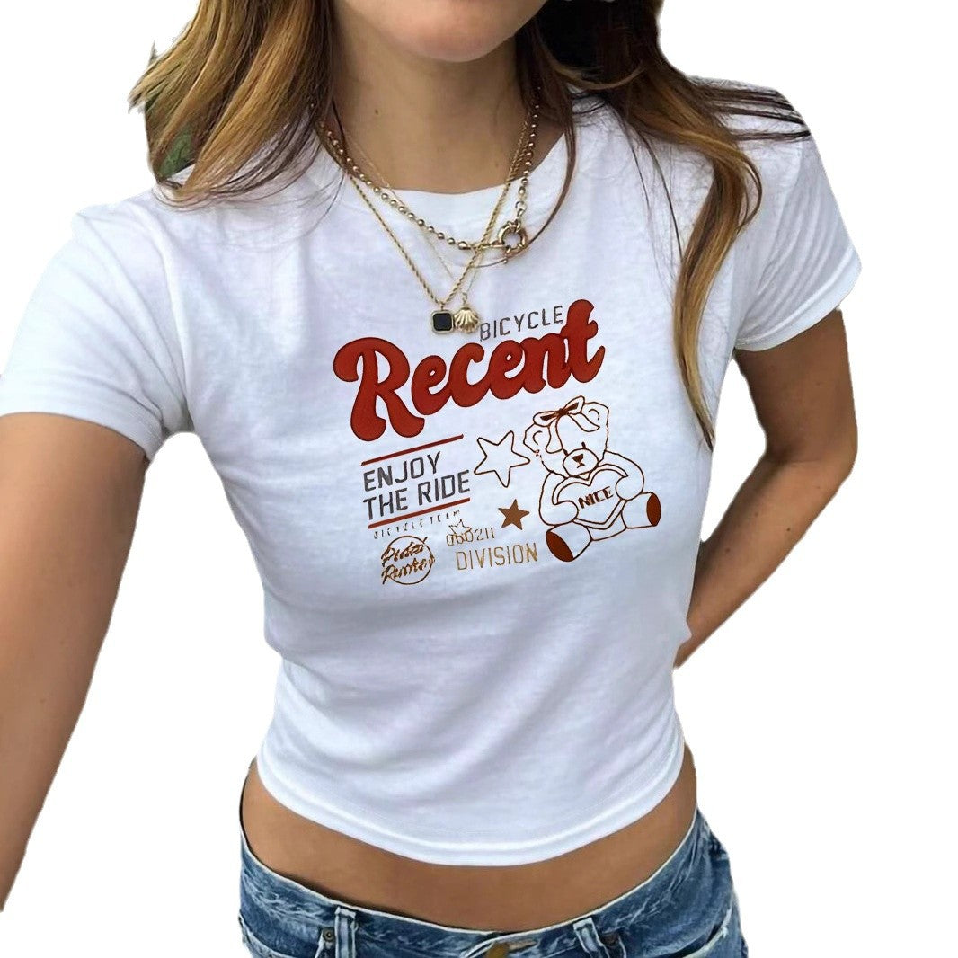 Dame figursyet T-shirt med vintage teddy-motiv og urban tekst Skovae