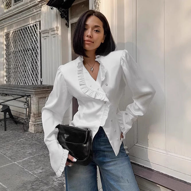 Damebluse med voluminøse flæser og elegant krave Stilla