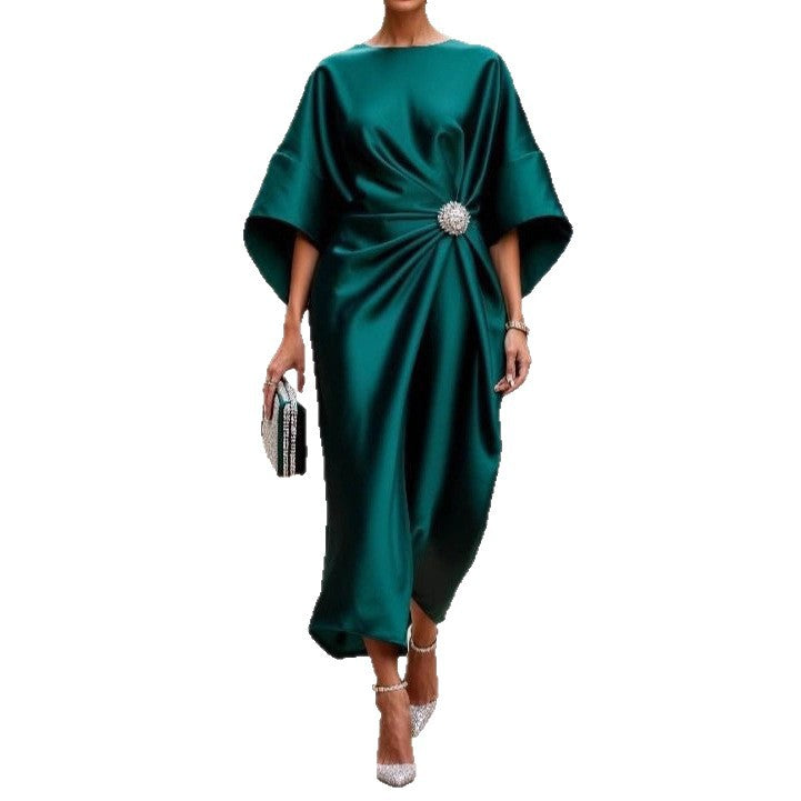 Dame nan elegant satin kaftan midikjole med kimonoærmer, sidelæg og dekorativ broche skovae