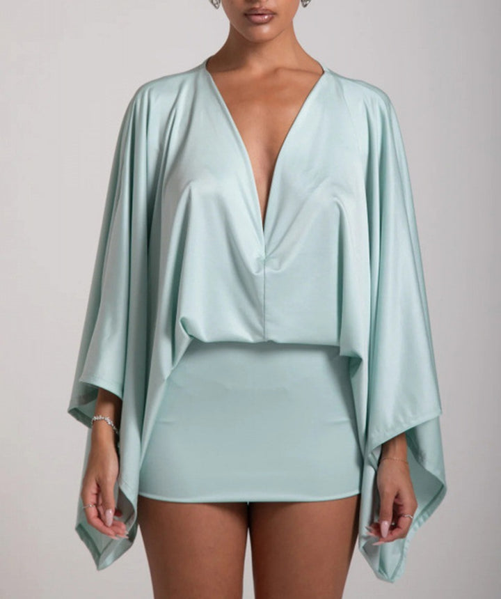 Dame nan Cape-Minikjole med dyb V-hals, flagermusærmer og figursyet miniskørt Skovae