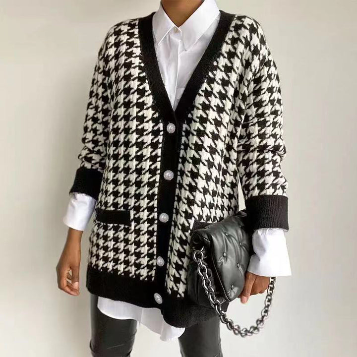 Kvindernes fashionable strikkede cardigan med stilfuldt houndstooth mønster og store knapper Stilla