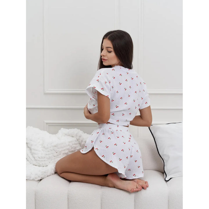 Dame fritidsbluse med legende blomsterdesign og shorts Stilla