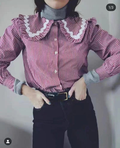 Damebluse med voluminøs krave og elegante flæser Stilla