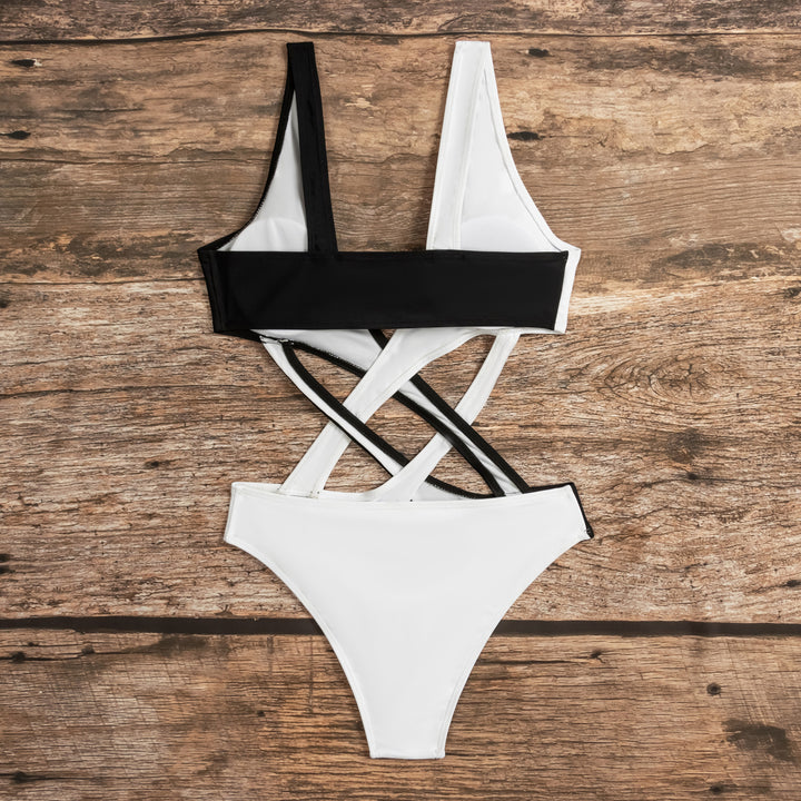 Dame Cut-Out Enepieces Badedragt med asymmetrisk design og fashionable stropper Skovae
