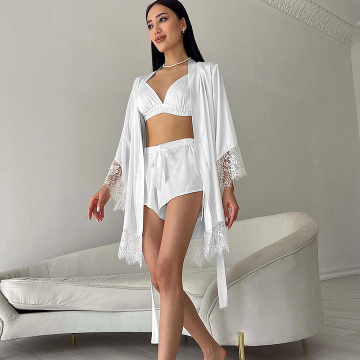 Dame Satin pyjamasæt med elegant kimono-design og blondeafslutninger Stilla
