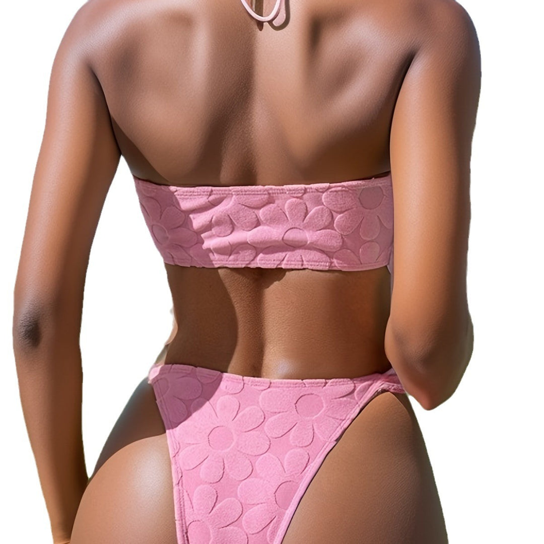 Dame Bandeau-bikini med spændende blomsterrelief og dekorativ detalje Stilla