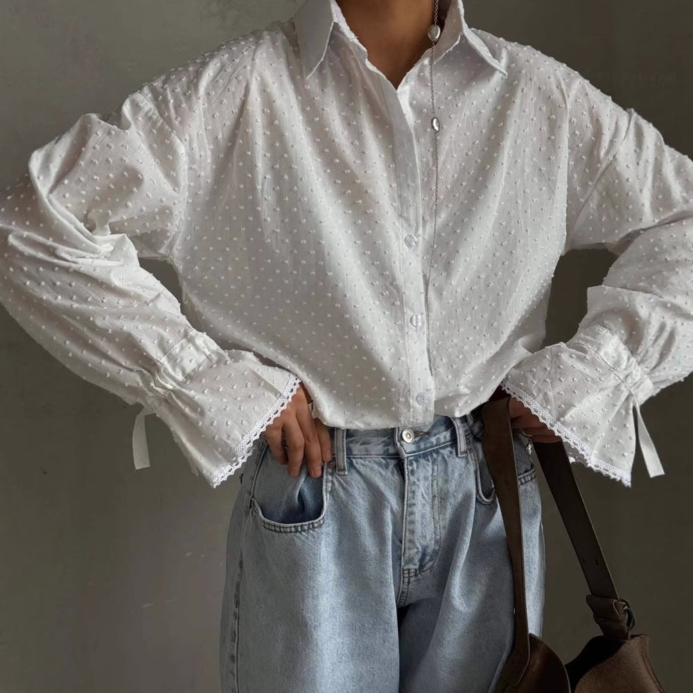 Dame bluse top med elegante flæse detaljer og fin tekstur Stilla