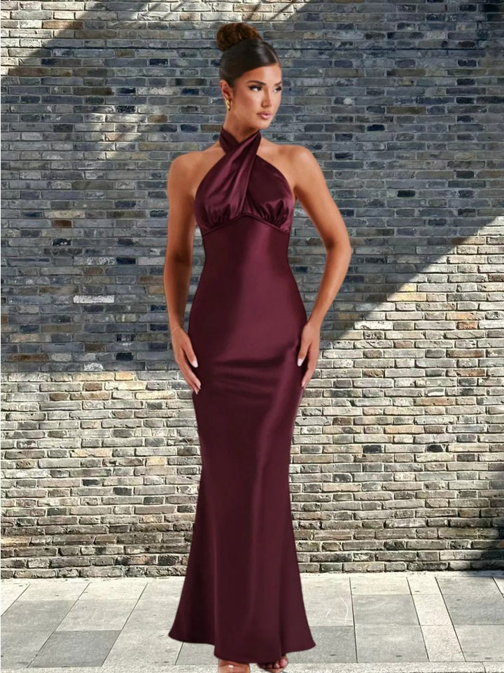 Kvinders aftenkjole med elegant halterneck og figurvenlig silhuet