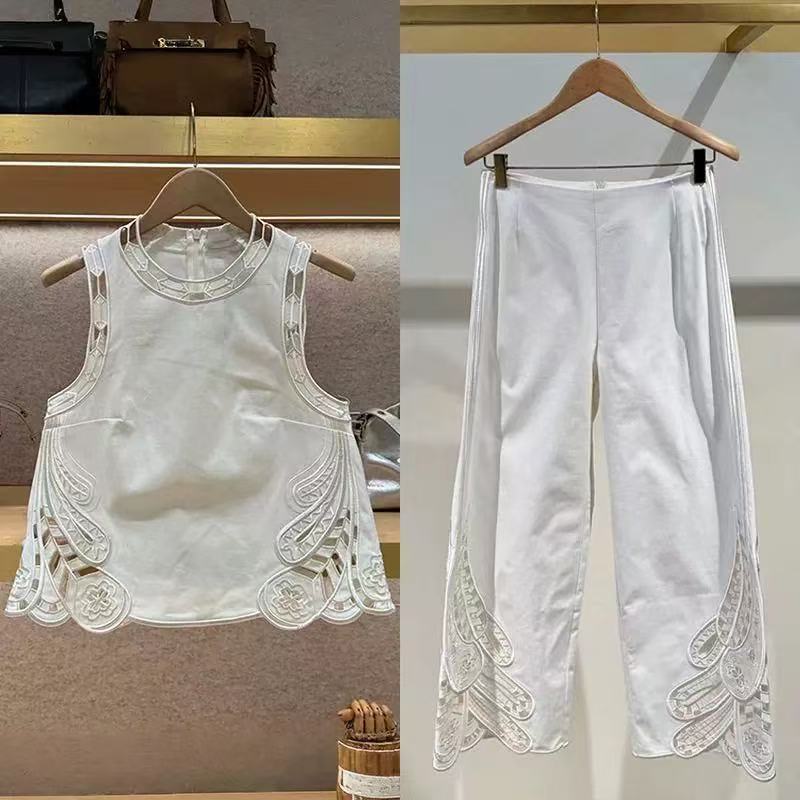 Dame ærmeløs top med kunstnerisk broderedesign og elegante detaljer Stilla