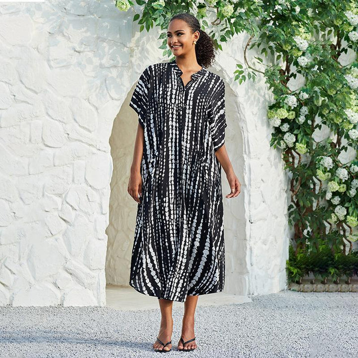 Dame Kaftan-kjole med moderne batikdesign og vidt skårne ærmer Stilla