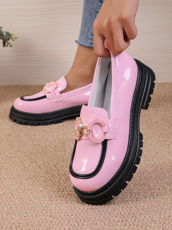 Dame Chunky Loafers med glansfuld lakoverflade og trendy kædeaccent Stilla