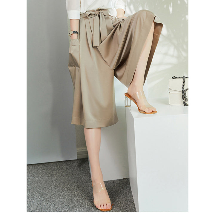 Dame elegante Satin-Culottes med bindebånd i taljen og modige sidelommer Stilla