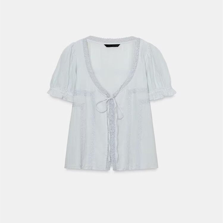 Dame luftig bluse med ruffles detaljer og dekorative knapper Skovae