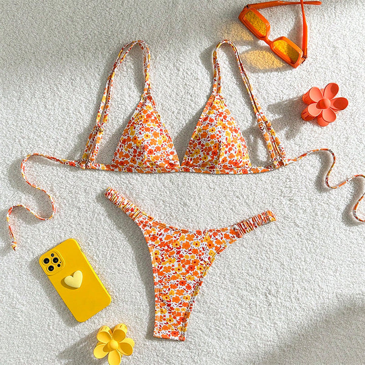 Dame triangel-bikini med blomstret design og fine bindebånd Skovae