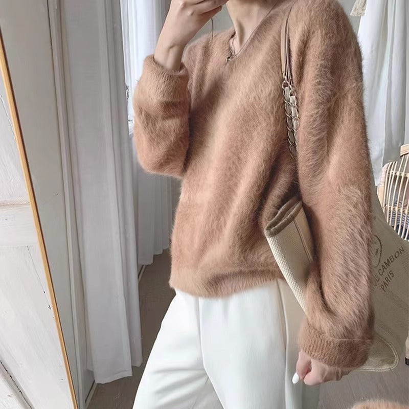 Kvinders fluffy V-hals sweater med blødt materiale og afslappet pasform Stilla