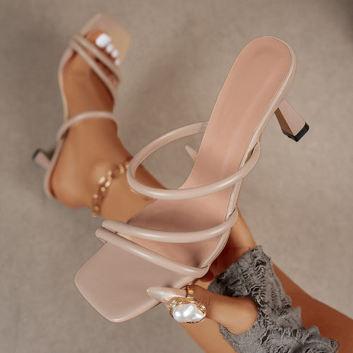 Dame nan minimalistische sandal med tre smalle stropper, kvadratisk tåform og feminin trapezhælhæl Skovae