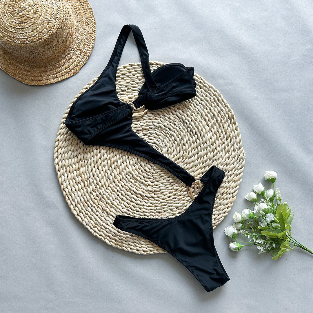 Dame bikini med asymmetrisk snit og dekorativt smykkedetail Stilla