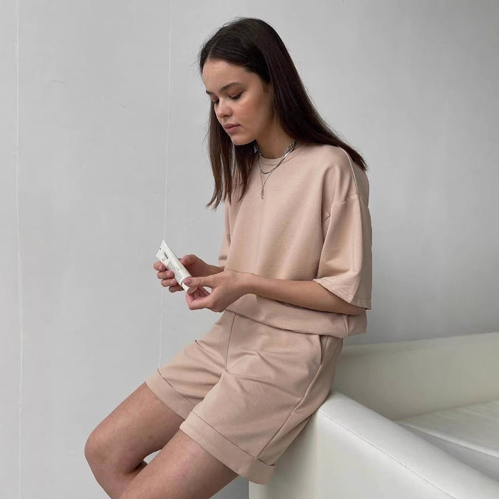 Kvinders afslappede loungedragt med oversized t-shirt og shorts Skovae