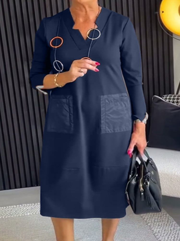 Dame knælang, løst faldende kjole med V-udskæring kontrastlommer i satin og trekvartærmer Skovae