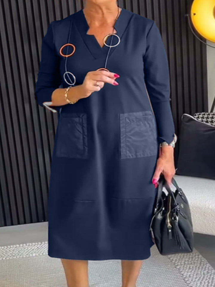 Dame knælang, løst faldende kjole med V-udskæring kontrastlommer i satin og trekvartærmer Skovae